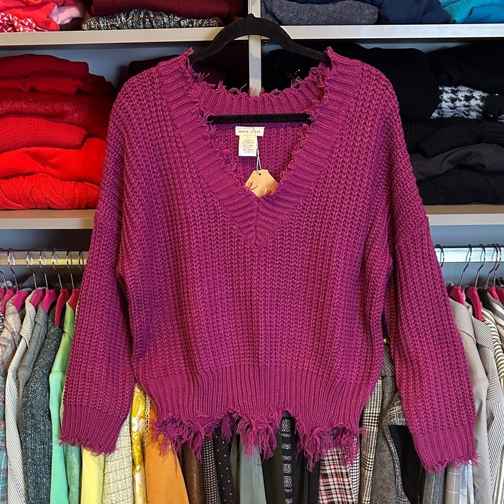 Main Strip magenta long sleeve raw hem v neck sweater size S NWT